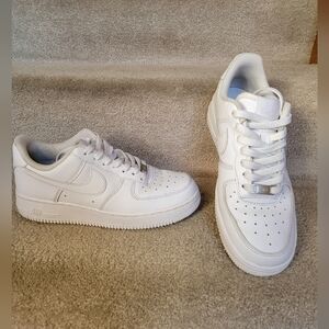 Nike Air Force 1 Low White Leather Sneakers 8.5w great preowned condition